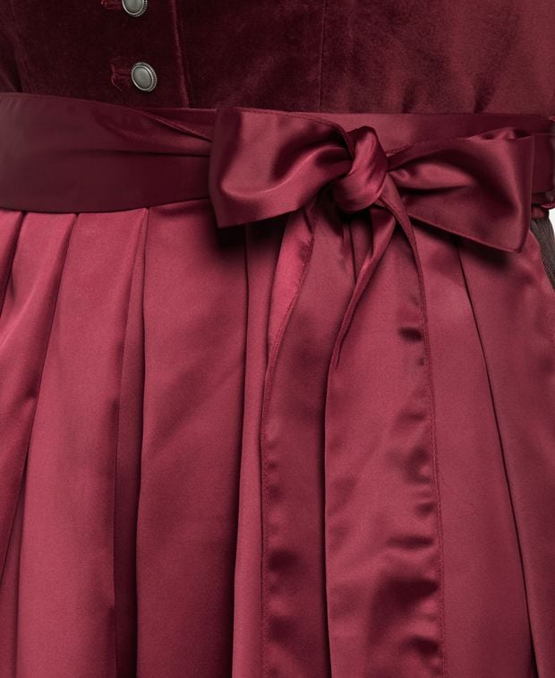 Dirndl mit Schürze