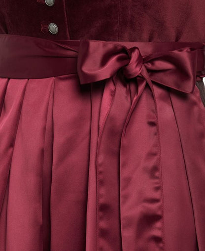Dirndl mit Schürze