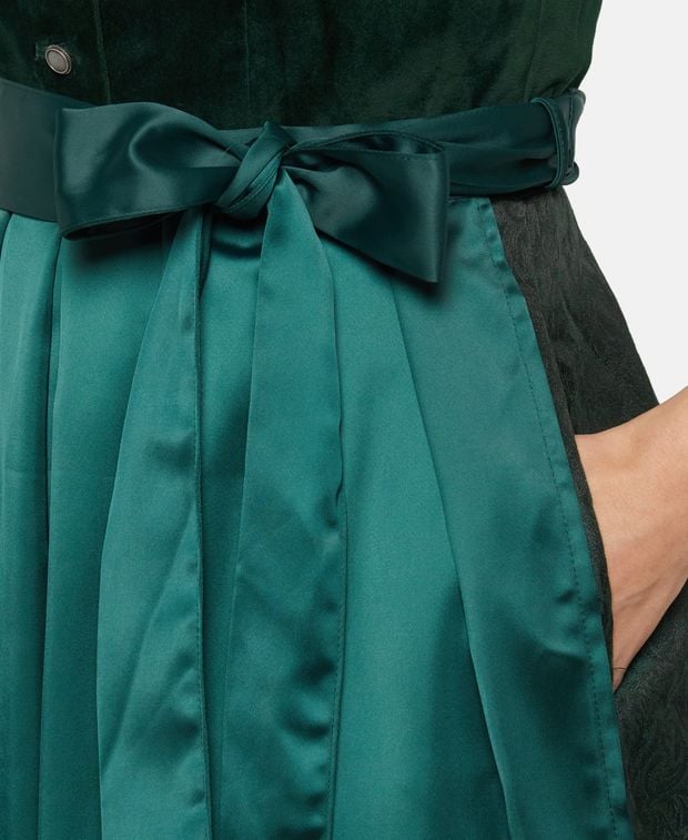 Dirndl mit Schürze