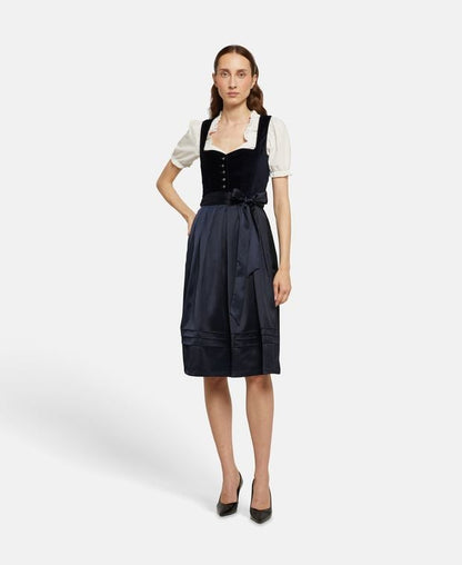 Dirndl mit Schürze