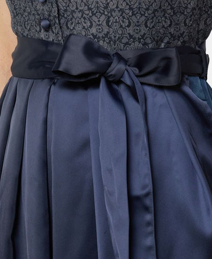 Dirndl mit Schürze