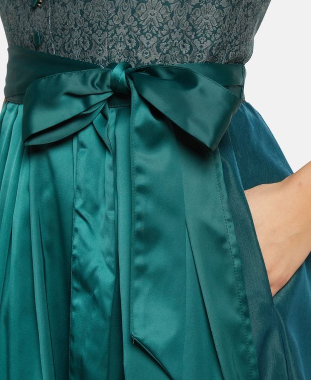 Dirndl mit Schürze