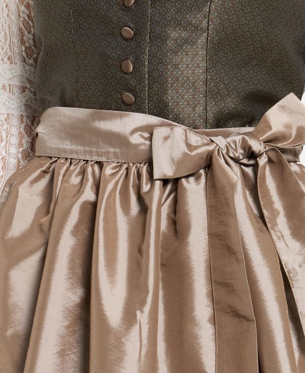 Dirndl mit Schürze