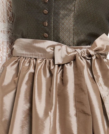 Dirndl mit Schürze