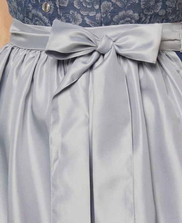 Dirndl mit Schürze