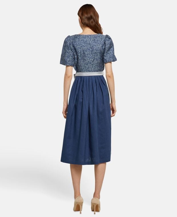 Dirndl mit Schürze
