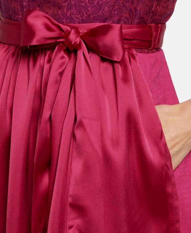 Dirndl mit Schürze