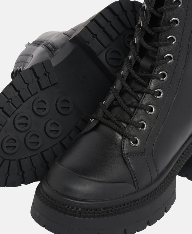Schnürstiefeletten