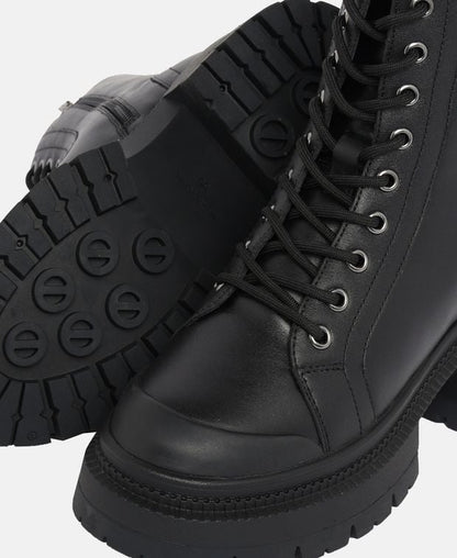 Schnürstiefeletten