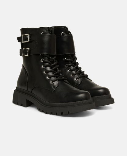 Schnürstiefeletten